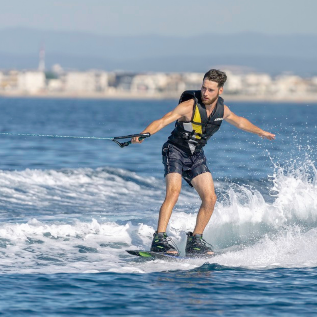 Activités à faire en mer à Marseille, faire du wakeboard